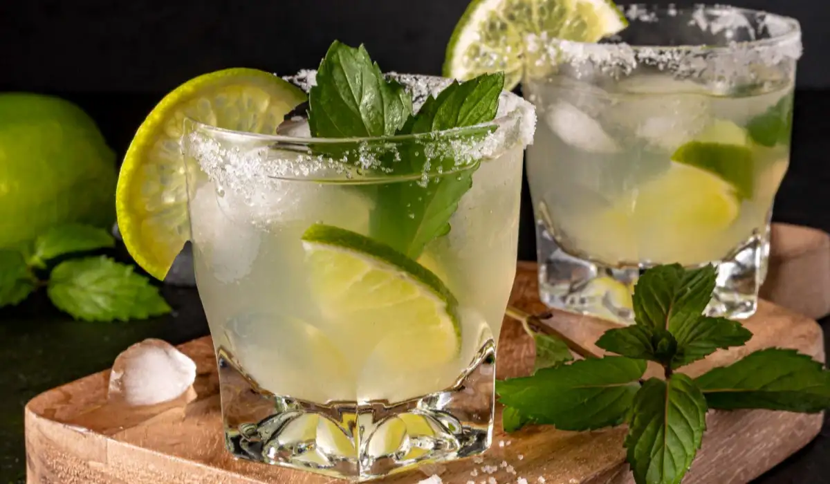 Delicious mojitos with lemon and mint leaves