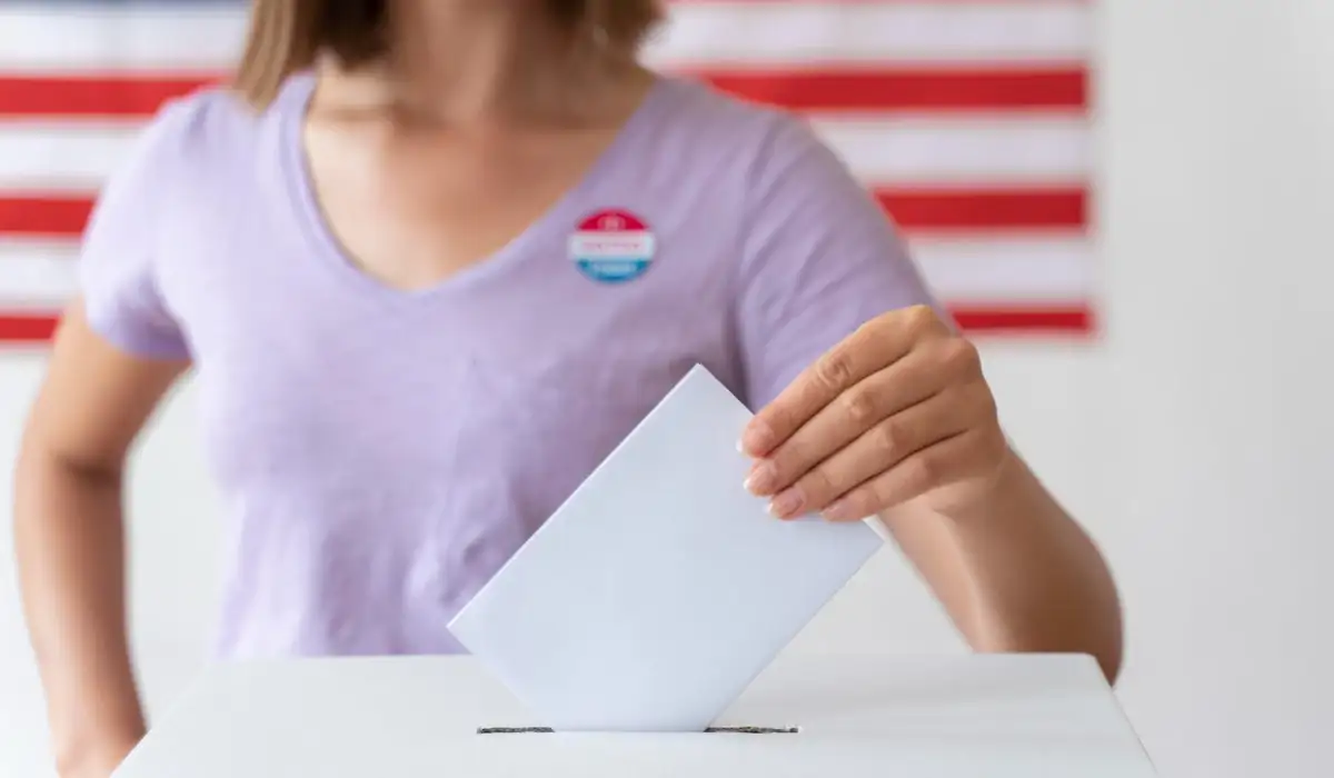 Person placing its vote in a box