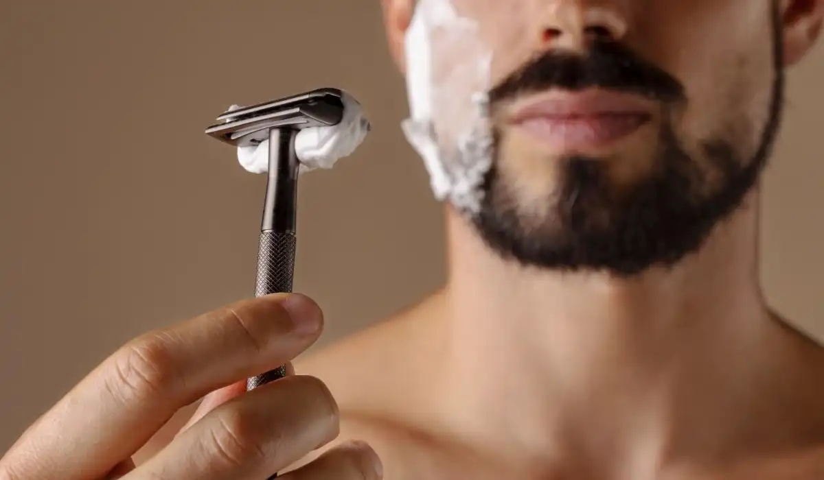 Man holding shaving razor