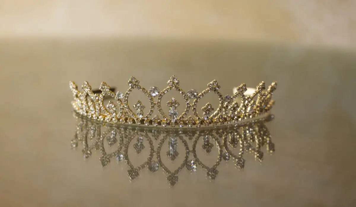 An elegant crown reflected in the glass surface below